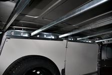 02_transport vêtements suspendus sur fourgon sur deux niveaux chez Syncro Genève